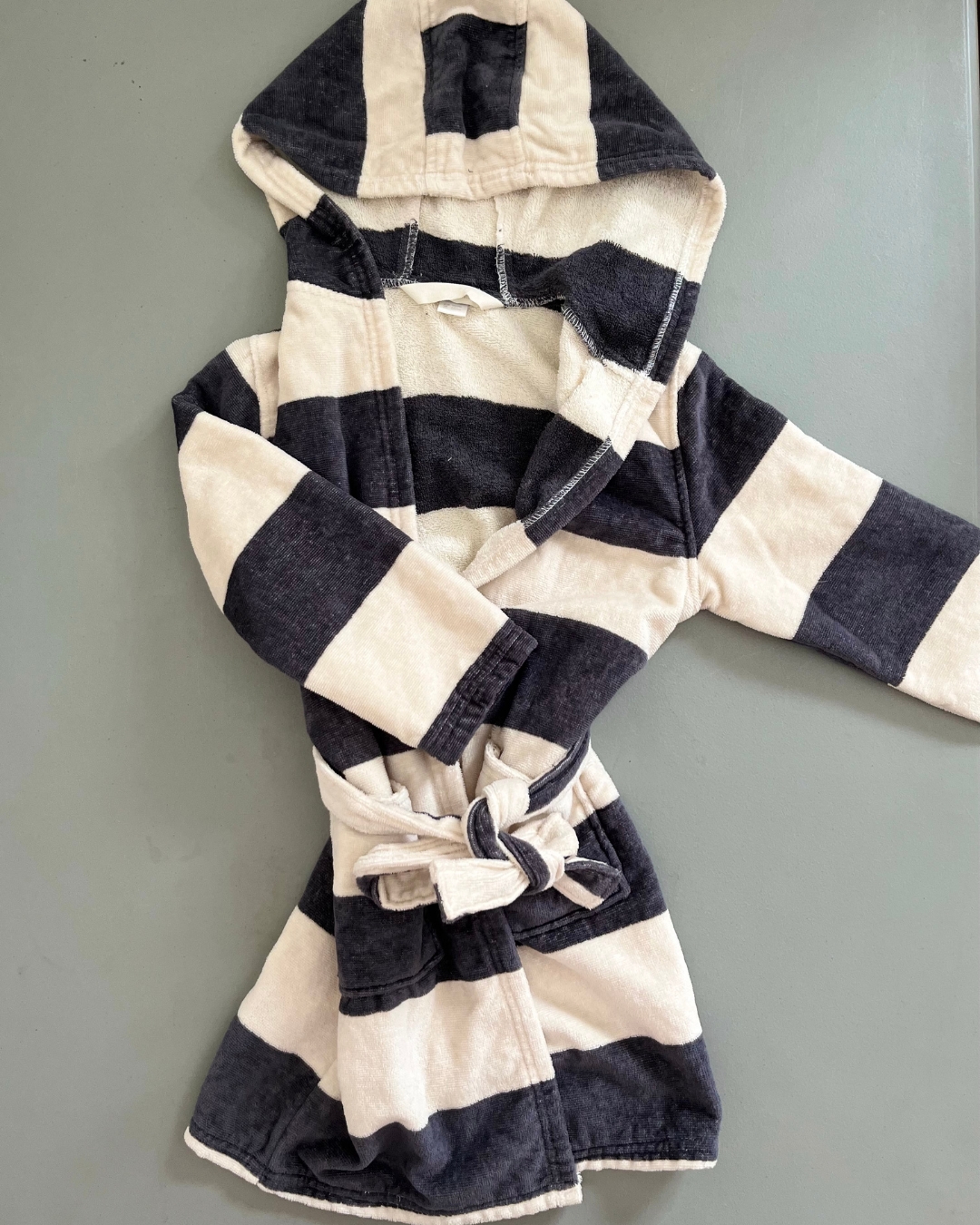 H&M beige and black stripe gown 4/6Y – Nearly New Kids
